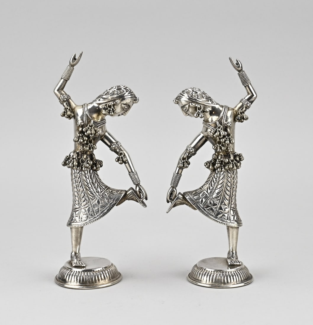 2 Silver Indian Dancer: Two silver figures, 900/000, Indian dancers with bell elements and placed on a round base. 10x6x22cm. approx. 457 grams. In good condition.