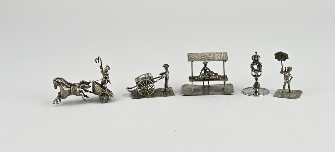 Lot with 5 silver miniatures: Lot with 5 silver miniatures, 835/000, with a cloth seller, umbrella seller, figure with cart and barrel, figure with crown and a gladiator with cart. 3-4.5 cm. Total approx. 120 grams. In good