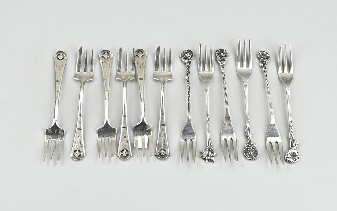 2 Sets of 6 silver cake forks: Two sets of 6 silver cake forks, 835/000. 6 Art Deco silver cake forks with incisor and openwork engraved handles. MT.: Wed. J. Huisman-Donker, Schoonhoven. jl.:O:1924. And 6 silver cake forks with