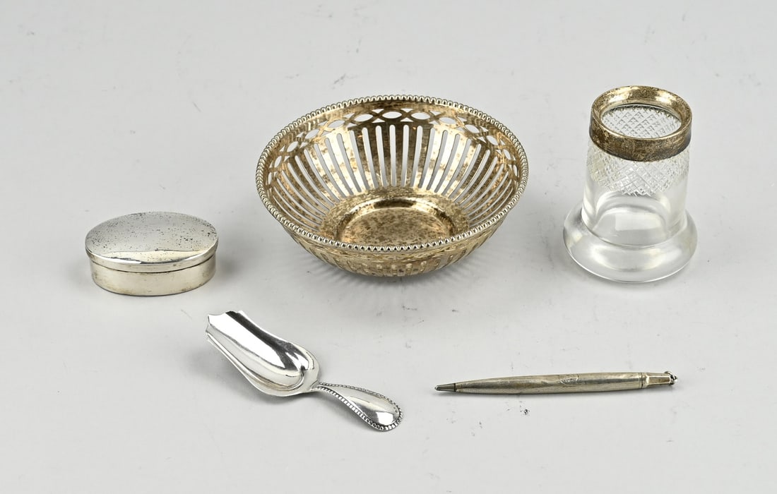 Lottery ticket silver,: Lot with 4 parts silver, crystal spoon vase with silver rim, a tea thumb, a pencil and an oval box, hinge broken. And a plated basket. In reasonably good condition.