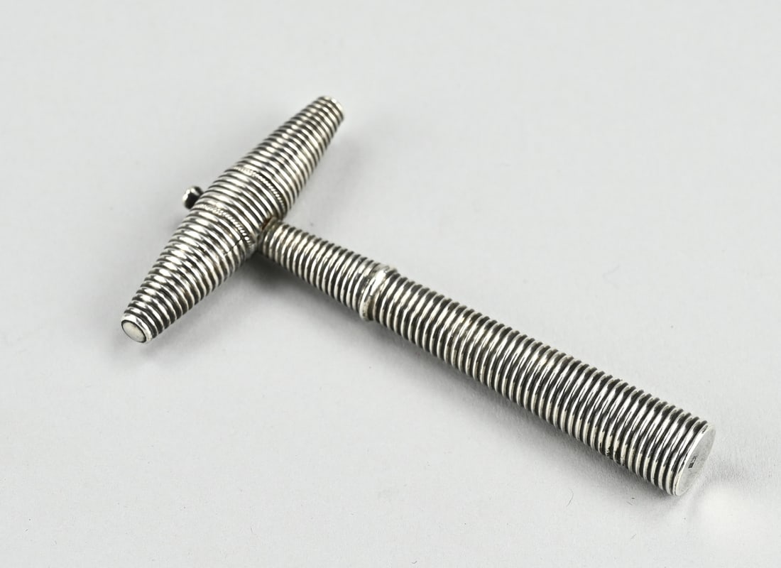 Antique Silver Corkscrew: Antique silver crank puller, 833/000 with ribbed finish. MT.: unclear. 8.5 cm. approx. 16.7 grams. In good condition.