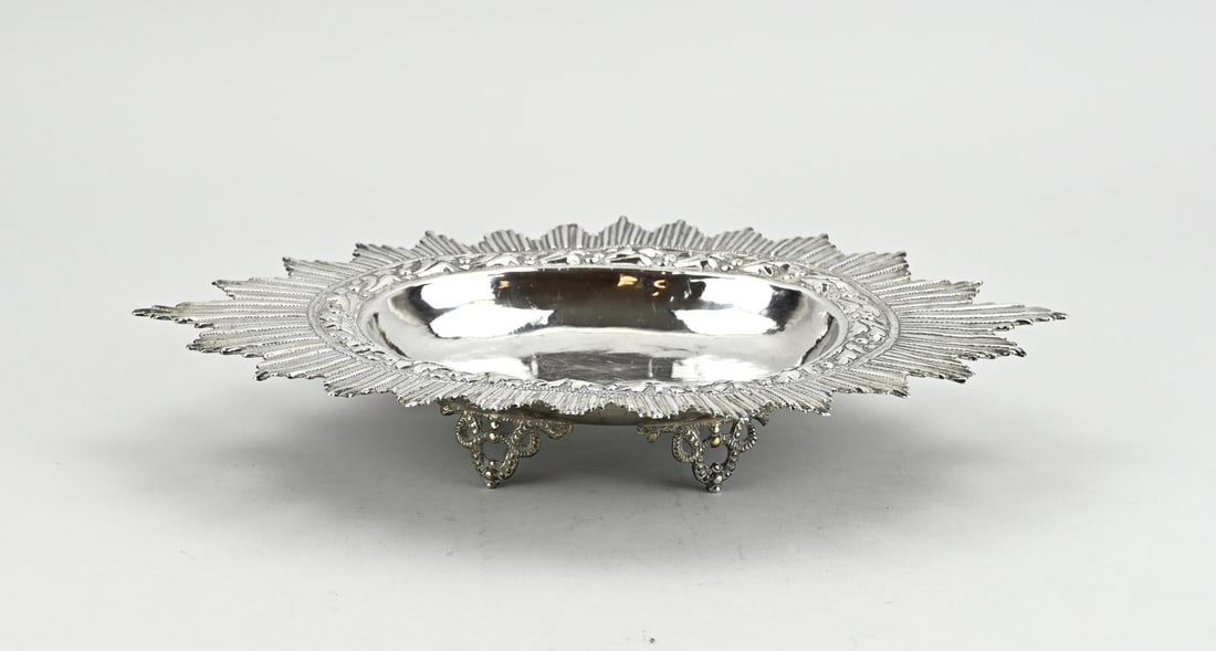 Silver bowl: Oval silver bowl, 800/000, with rays decoration and a floral edge. Placed on 4 openwork feet. 31x20.5x4.5cm. approx. 310 grams. Some rays broken off. otherwise in good condition.