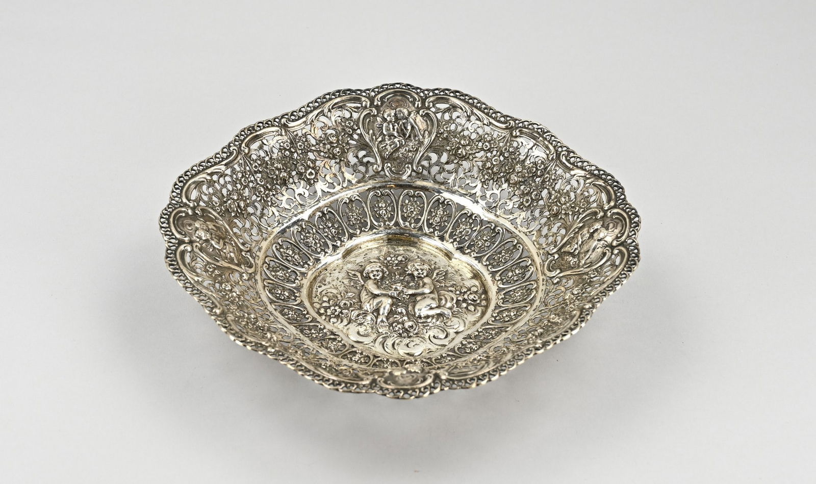 Silver bowl square: Silver openwork bowl, 800/000, square contoured model with floral decoration, acanthus leaves and putti. 25.5x25.5x6cm. MT.: Adolph Mayer, Frankfurt am Main. approx. 391 grams. In good condition.