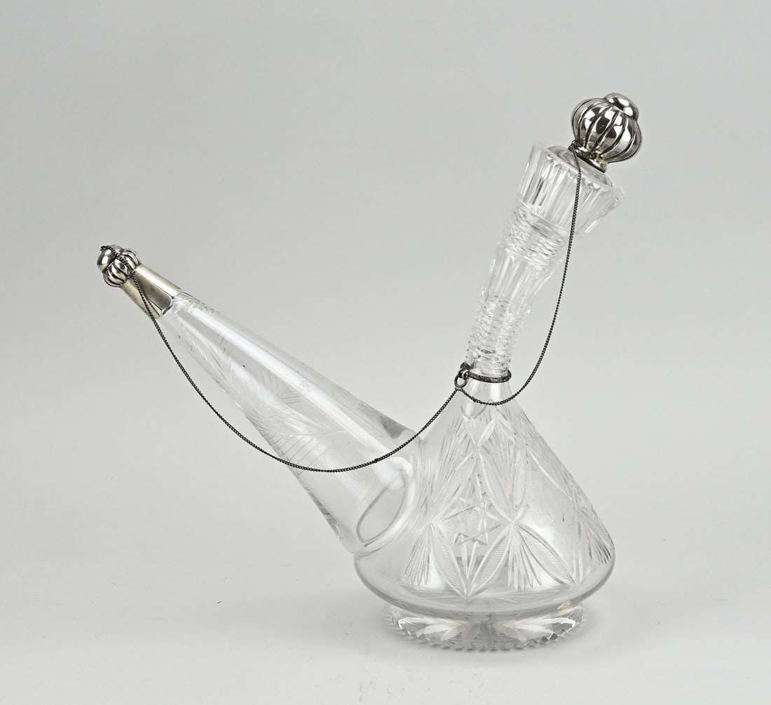 Carafe with silverware: Special crystal decanter decorated with silver stopper, 915/000. with 2 spouts and provided with a glass stopper with a silver domed cap and a spout with silver cap. Attached with a chain to a silver
