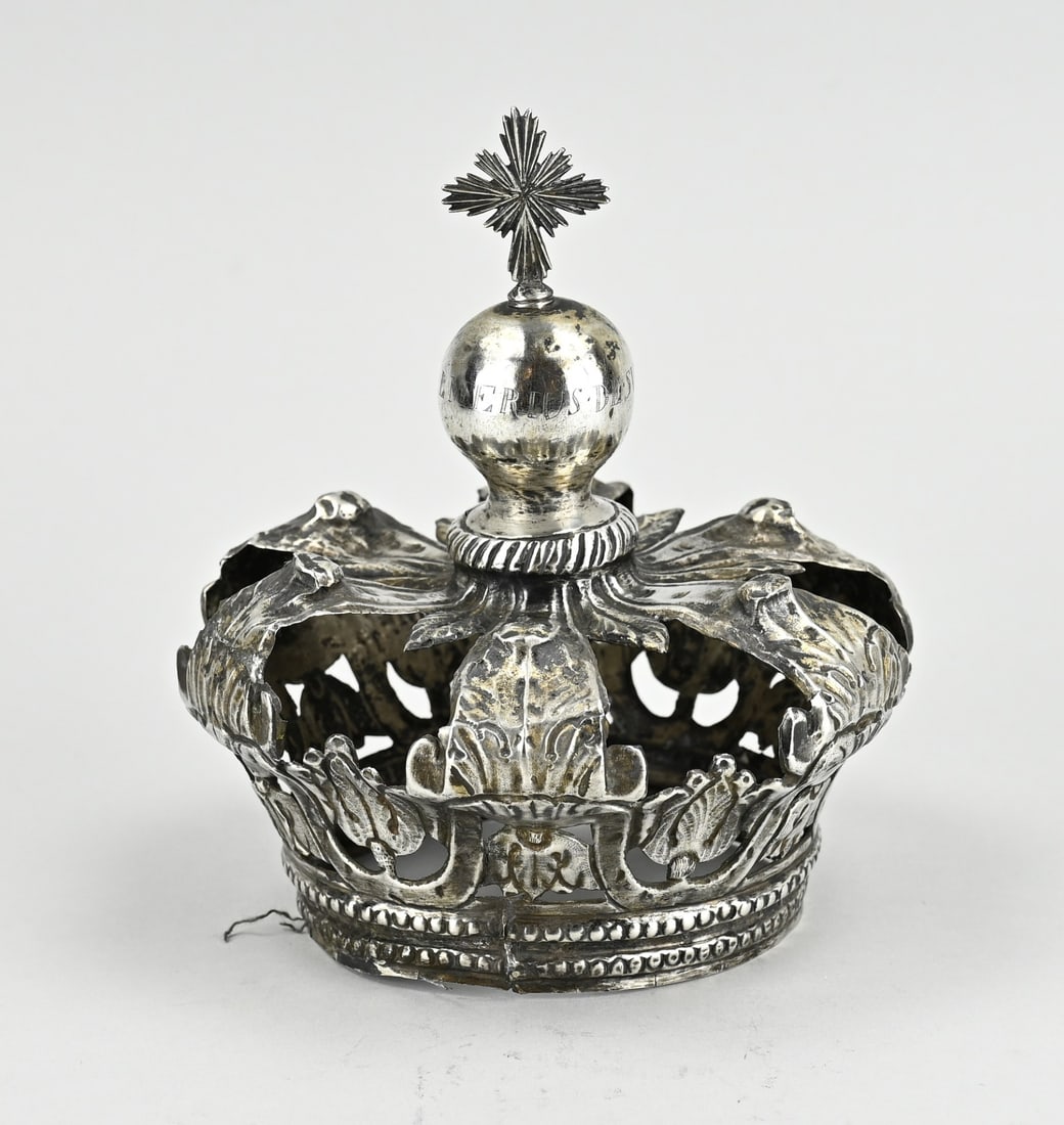 Silver crown: Silver crown with floral decorations and crowned with a radiate cross. The sphere is provided with an engraving: PALMERIUS DE SUQAGNELLUS1837. approx. 111 grams. ø14x16cm. In reasonably good