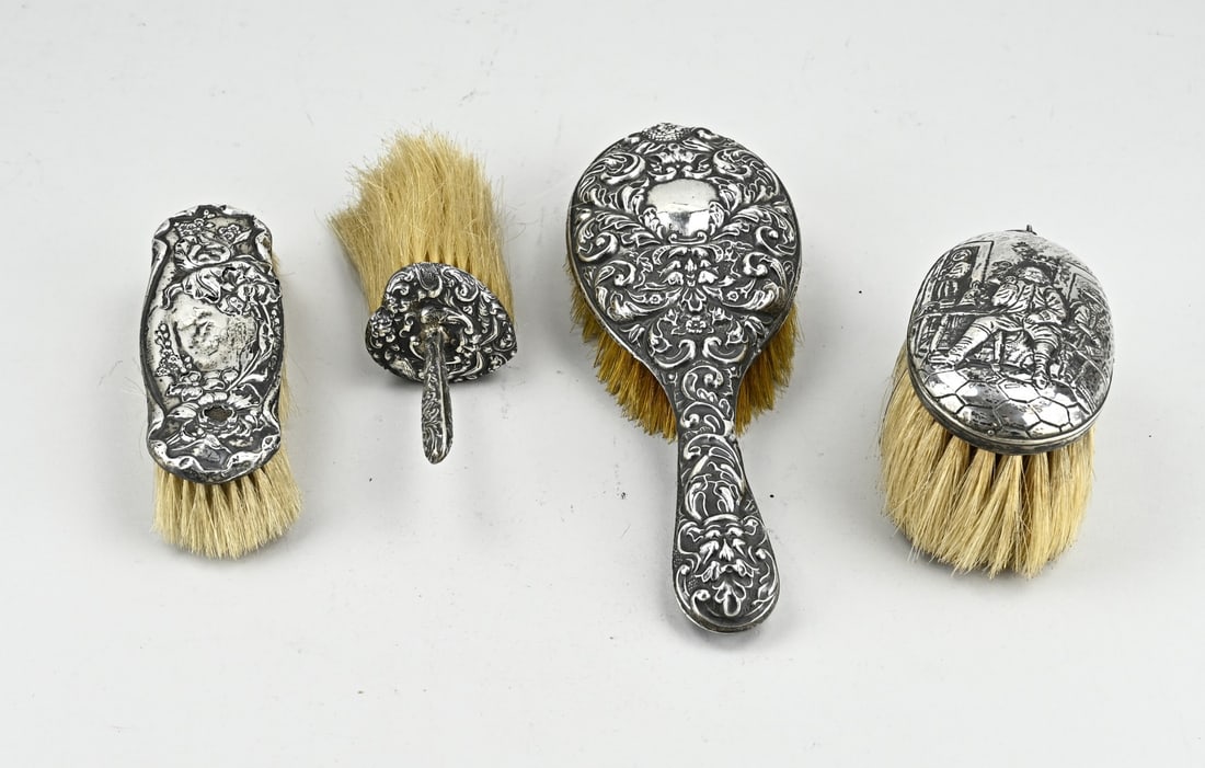 Hairdressing set with silver, 4x: Hairdressing set with silver, 925/000, with 4 brushes with a floral decoration. Silver partly torn. 12-25cm. In reasonably good condition.