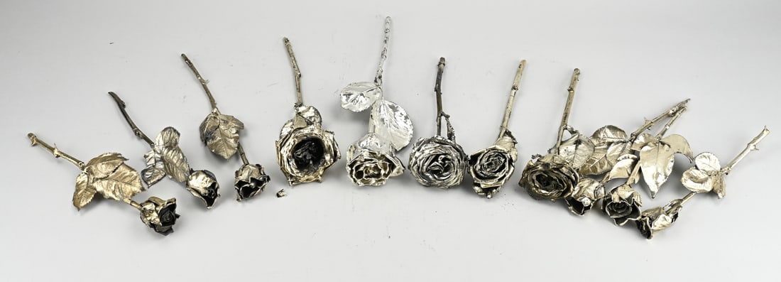 Lot of silver overlay roses: Lot with 11 real roses silver overlay, of which 2 broken off from the stem. In good condition. Total approx. 843 grams.