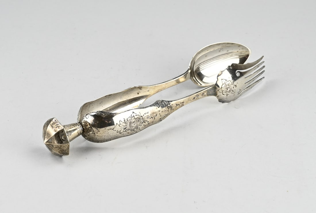 Silver salad tongs: Silver salad tongs, 833/000, contoured model with engraving. MT.: Seghers & Weenen, Arnhem, jl.:q:1875. approx. 184 grams. 29 cm. In good condition.