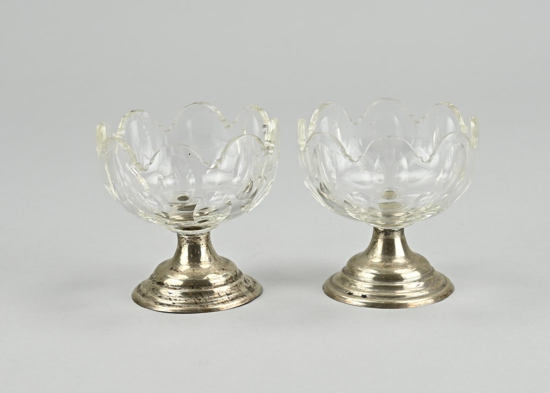 Set of salt cellars on silver base: Set of crystal salt cellars on silver base. Crystal bowls, round with scalloped edge and almond grinding, placed on a round silver base. 833/000. MT.: unclear. ø7x7cm. In good condition.