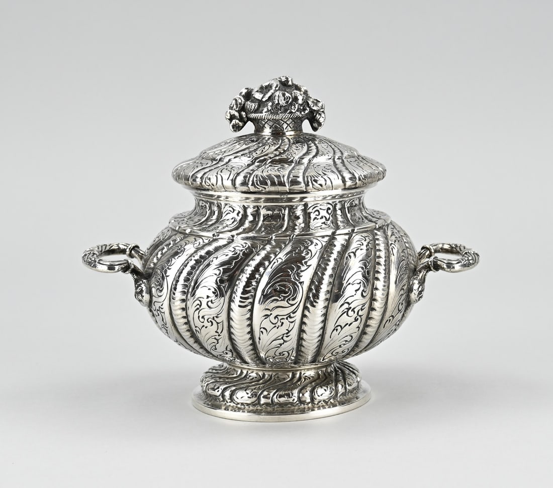 Silver sugar bowl: Large silver sugar bowl, 800/000, round with a diagonal decoration with engraving. With a lid with a flower basket as a knob. 18x12x14cm. approx. 577 grams. In good condition.