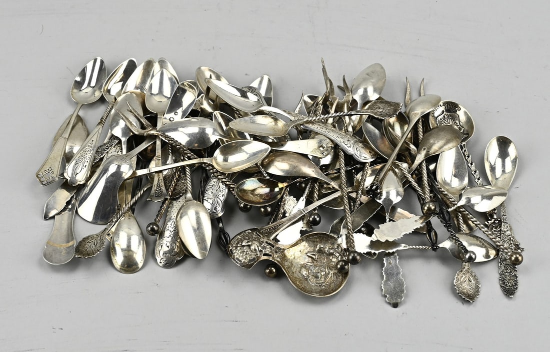 Lot of silver spoons/forks: Lot of silver spoons and forks, including sugar spoon, thuiduim, cocktail forks and many teaspoons with various models. 835/000. Total approx. 491 grams. In good condition.