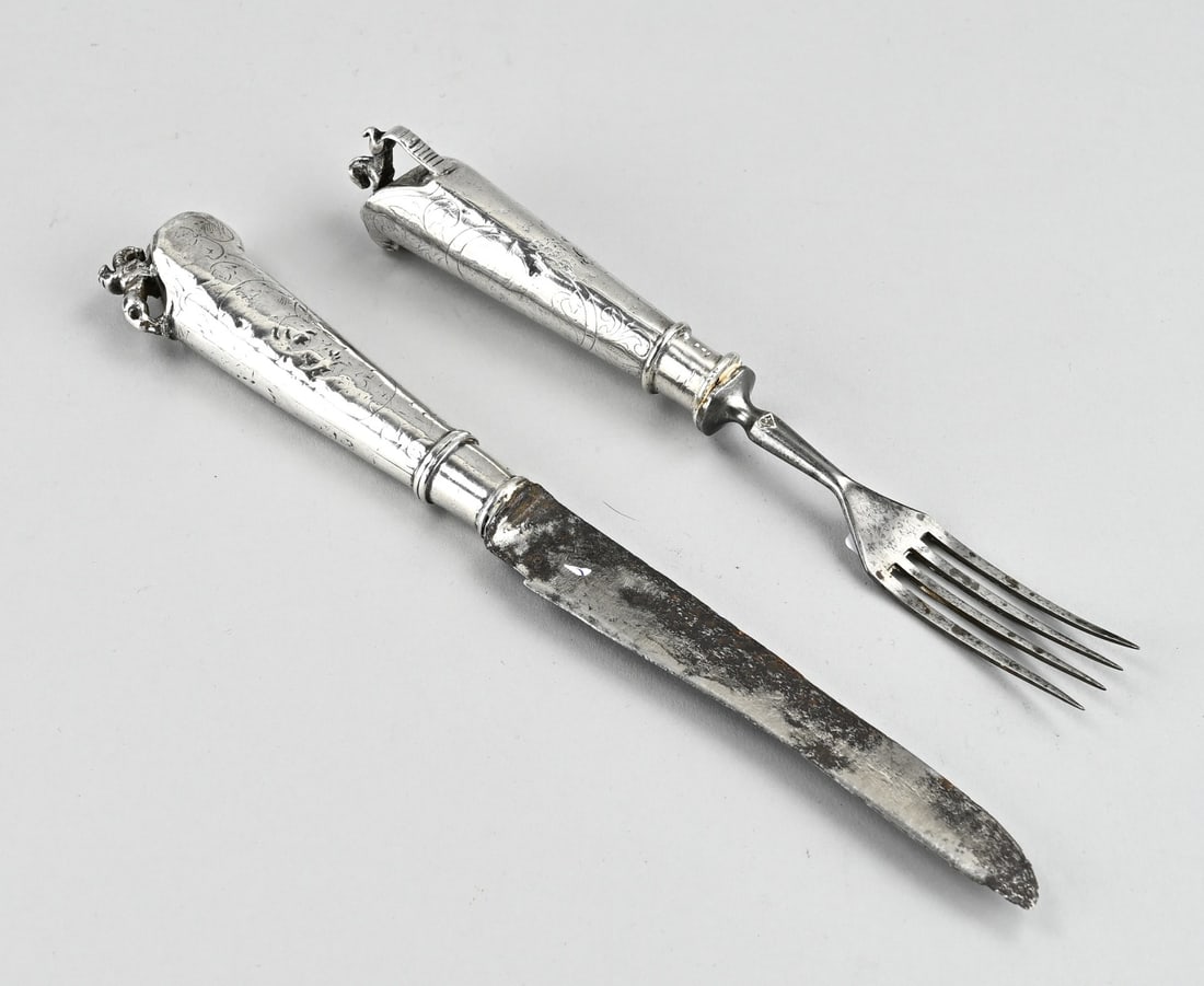 Travel cutlery with silverware: Travel cutlery with silver handle. Travel cutlery with a knife and fork with silver handle, pistol shape with a horse and engraving. 20.5-25cm. In reasonably good condition.