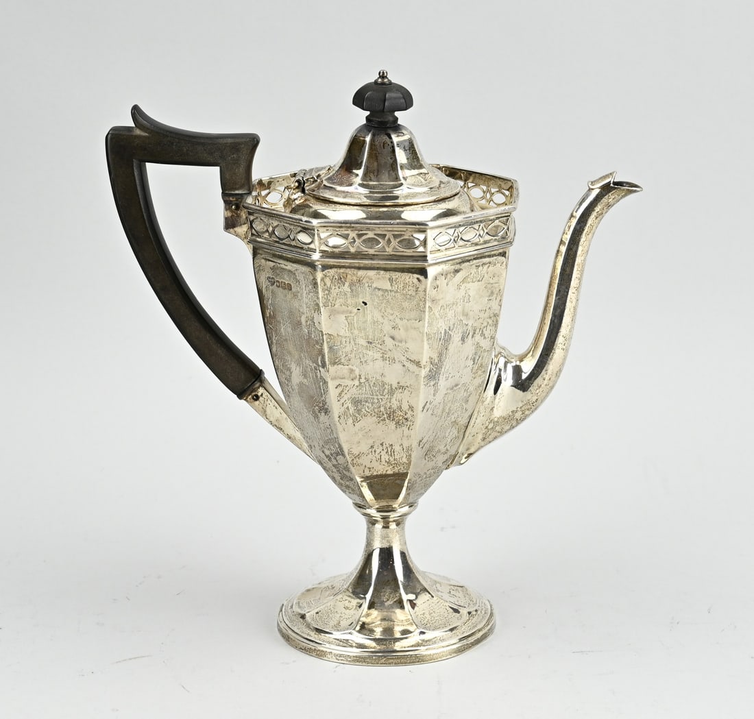 Silver teapot: Fine silver teapot, 925/000, on a high round foot with scalloped work. The jug is octagonal and has a sawn rim with oval work. The hinged lid has a wooden knob. MT.: Goldsmiths and Silversmiths