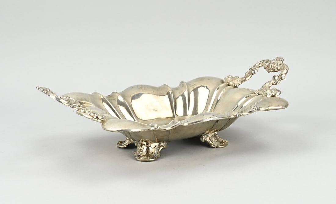 Silver bowl: Silver presentation dish, 800/000, 13 loth, rectangular contoured model with pleats and placed on 4 large curled feet. The dish has 2 handles with volutes and curls. Presumably Frankfurt am Main, 2nd