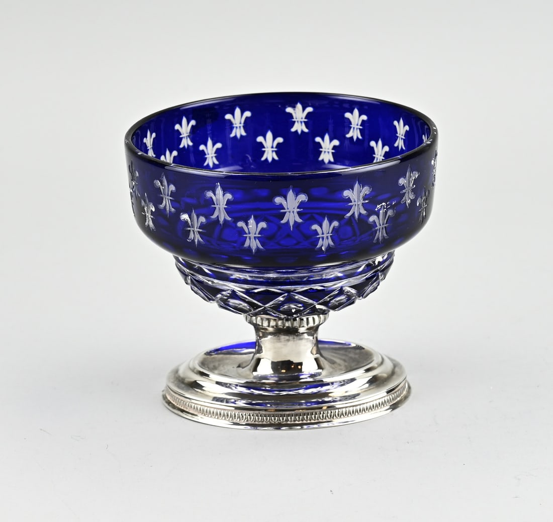 Bohemian blue glass bowl on silver base: Crystal bowl on silver base, 833/000. Round blue Bohemian bowl with French lilies, ø 13.5cm. placed on an oval silver base with lambrequin work. Stamped: MEVER, The Hague, jl.: X:1832. Total weight