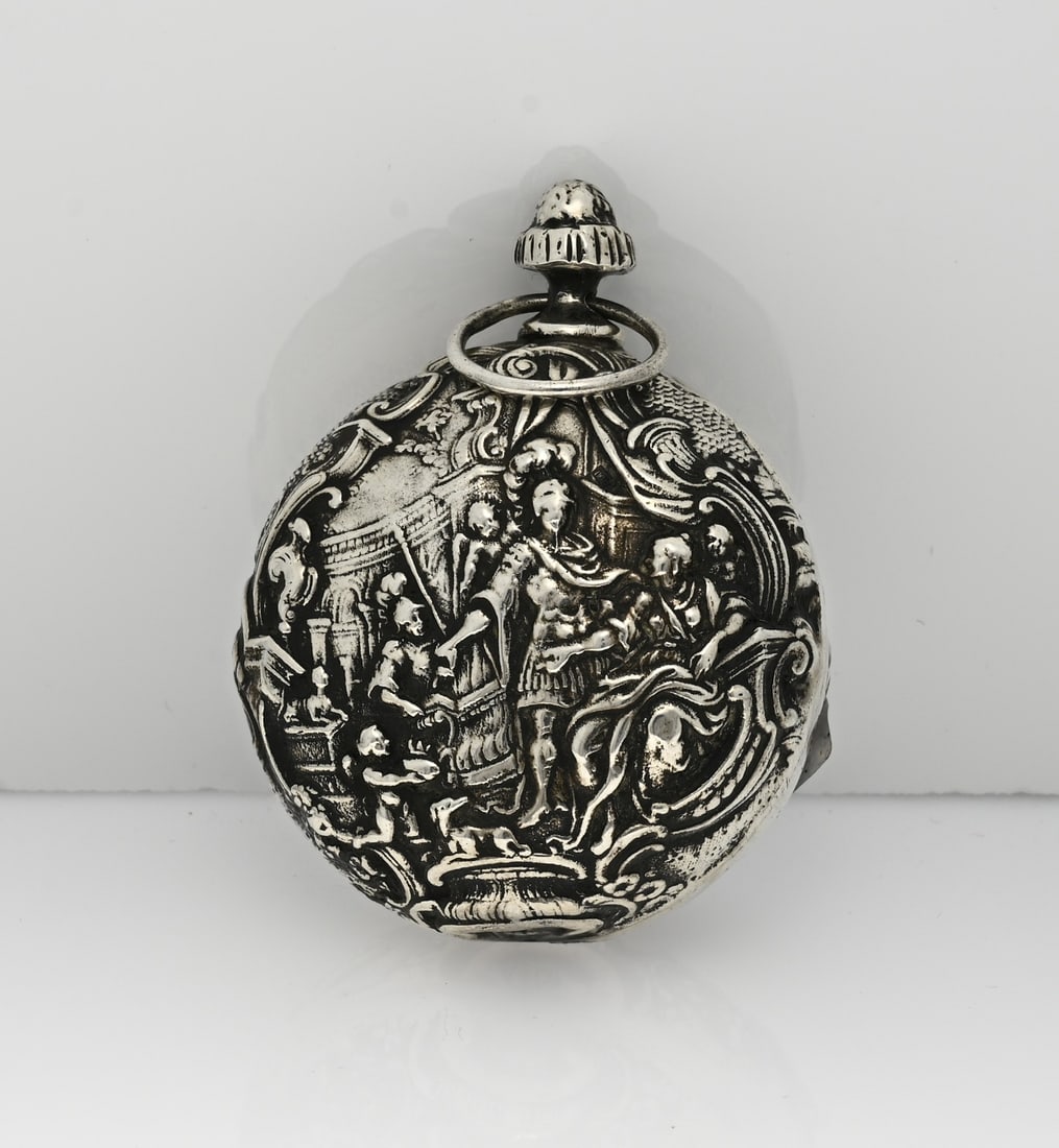 Antique silver watch case pendant.: Antique Silver pendant, 833/000, made of a worked watch case with representations with figures. 7x5cm. approx. 66 grams. In good condition