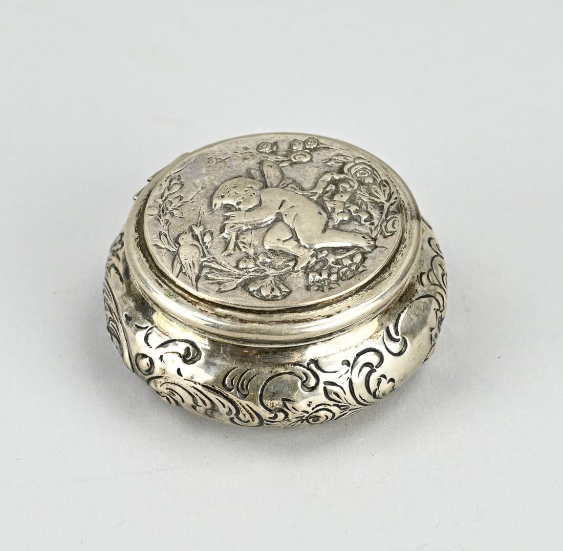 Silver box: Antique silver box, round model with a hinged lid with putti. approx. 70 grams. ø 7x3cm. In good condition.