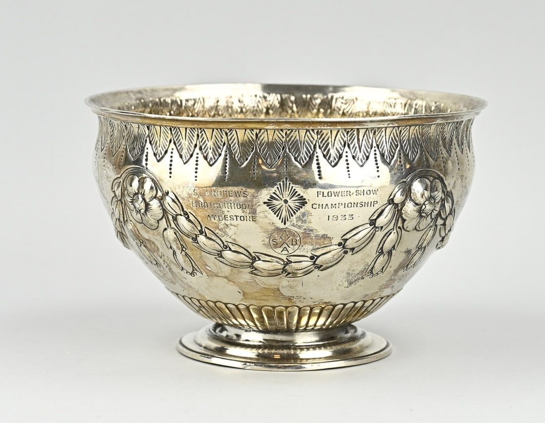 Silver bowl: Silver bowl, 925/000, round model, richly decorated with embossed decoration with garlands, flowers and fluting. The bowl has a rim with palmettes. On a round foot. ø18x12cm. approx. 318 grams. In