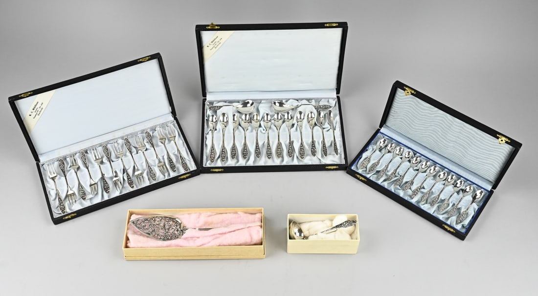 5x Silver cutlery in cassette: Five boxes with silver cutlery, 835/000, including a cream spoon and cake server with Biedermeier decoration, 12 cocktail spoons, 12 cake forks, 12 coffee spoons, a tea thumb and a sugar spoon with