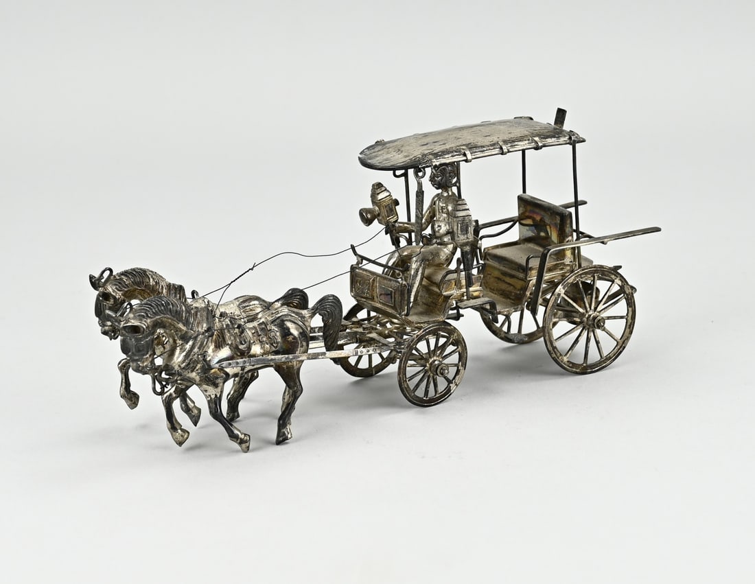 Large silver miniature carriage with 2 horses: Large silver miniature in the form of a carriage with figure and 2 horses, 800/000. Asian approx. 312 grams. 23x6.5x10cm. In good condition