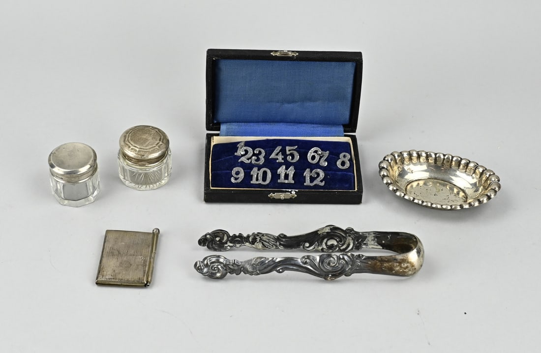 Lot of silver (6x): Lot silver with a cassette with multiplication tables, a ball book, 2 toilet bowls, an oval dish and a lump tongs. Various grades in good condition.