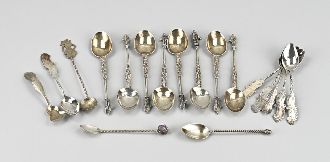 Lot of silver spoons: Lot with silver spoons, 8 spoons with apostles, 12.5 cm., 6 spoons with cock's comb, 11 cm. and 3 loose spoons. approx. 185 grams. In good condition.