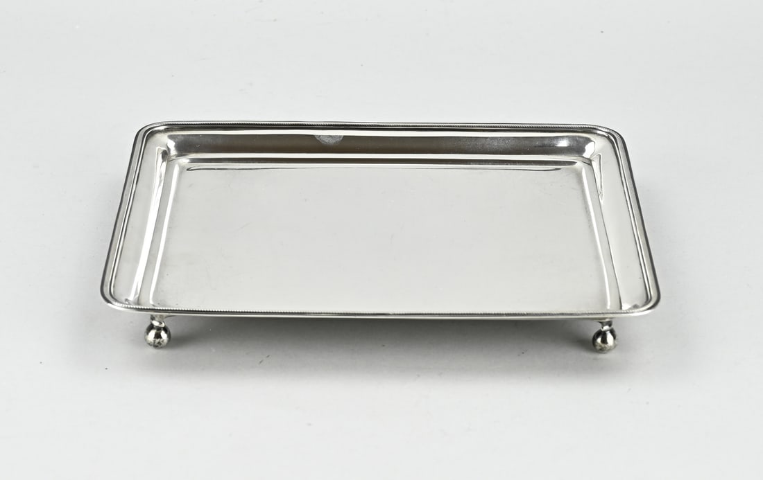 Silver cabaret: Silver cabaret, 833/000, rectangular model with a twisted edge and placed on 4 ball feet. approx. 388 grams. 23x17.5x3cm. MT.: probably JA de Haas Sr., Amsterdam, jl.:T:1828. approx. 387 grams. In