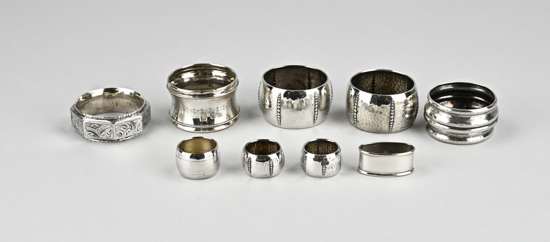 Silver napkin and finger cloth rings: Silver napkin and finger cloth rings, 835/000, with 5 napkin bands and 2 finger cloth rings, partly with engraving, total approx. 117 grams. And 2 plated finger cloth rings. In reasonably good