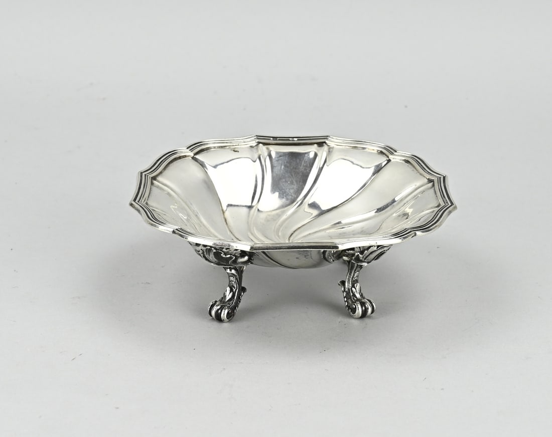 Silver bowl: Heavy silver bowl, 800/000, round contoured model with a kind of aculade shape with ribs. Placed on 4 richly decorated claw feet with acanthus leaves. Belgium. 15x15x5cm. approx. 294 grams. In good
