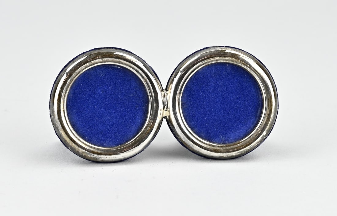 Double silver photo frame: Silver picture frame, 835/000, with 2 round frames connected to each other. Size 12x6cm. In good condition.