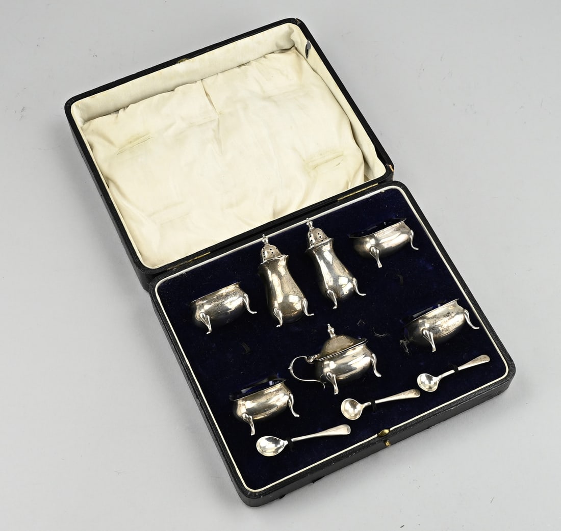 Cassette with silver spice set: Cassette with silver spice set, 925/000, with 2 shakers, a mustard pot and 4 spice bowls with blue glass inner bowl and 3 spoons. Square contoured model with convex bowl and placed on 4 feet. MT.: