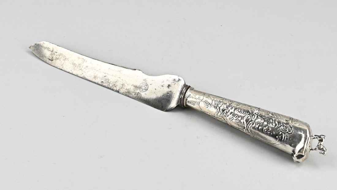 Knife with silver handle: Antique carving knife with silver, 925/000. Large knife with silver handle in pistol shape with allegorical representation adorned with a horse. 33 cm. In good condition.