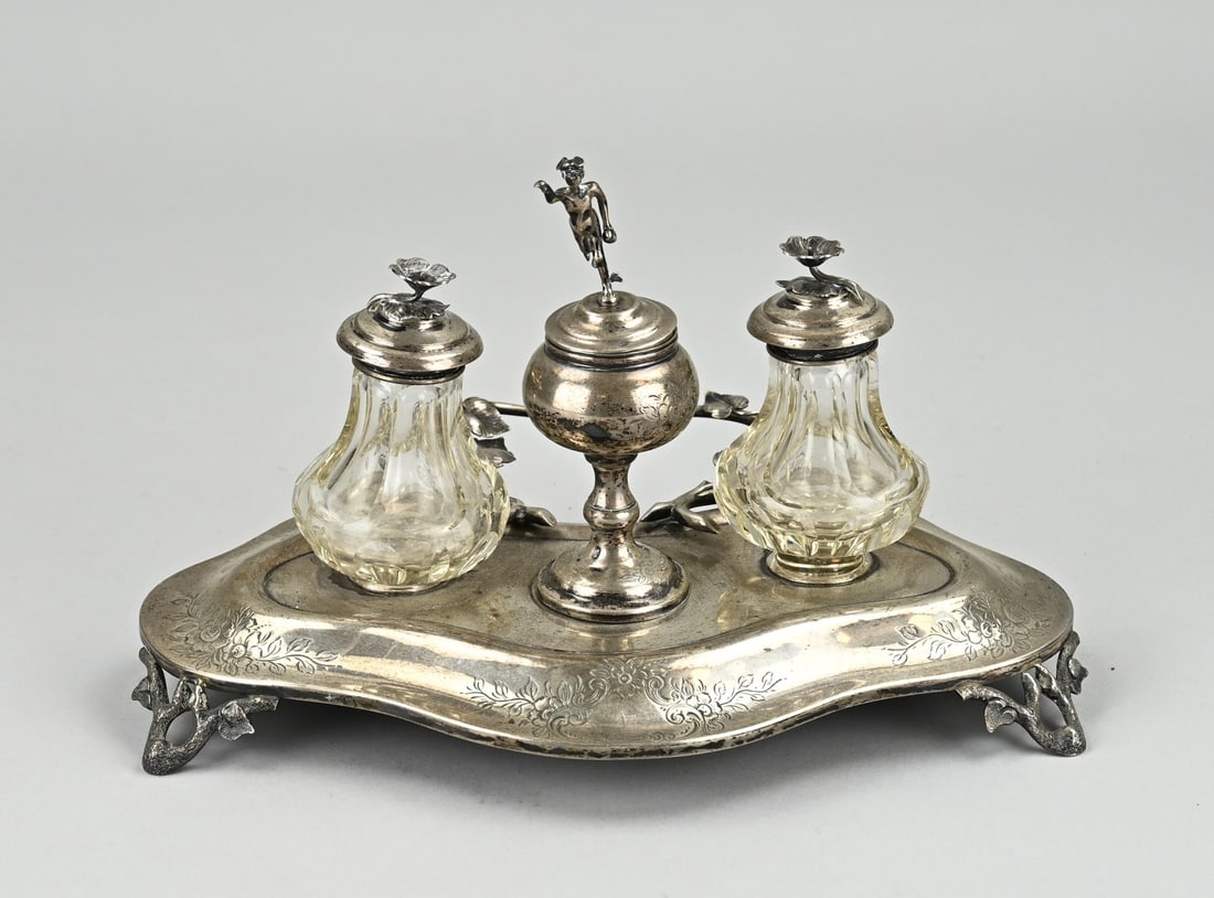 Silver inkstand: Silver inkstand, 833/000. on a contoured base, silver with wood, decorated with engraving and a pen rest with leaf decoration on 4 openwork feet. On the base are 2 crystal inkwells and a silver pot