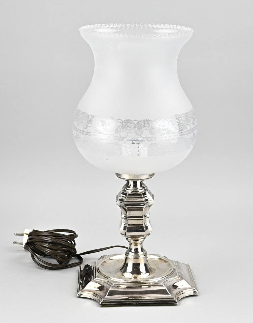 Lamp with silver base + lampshade: Lamp on a silver base with a glass shade, 835/000. A lamp on a square contoured base with recessed corners. The lamp has a contoured baluster. The lamp has a chalice-shaped glass shade with a frosted