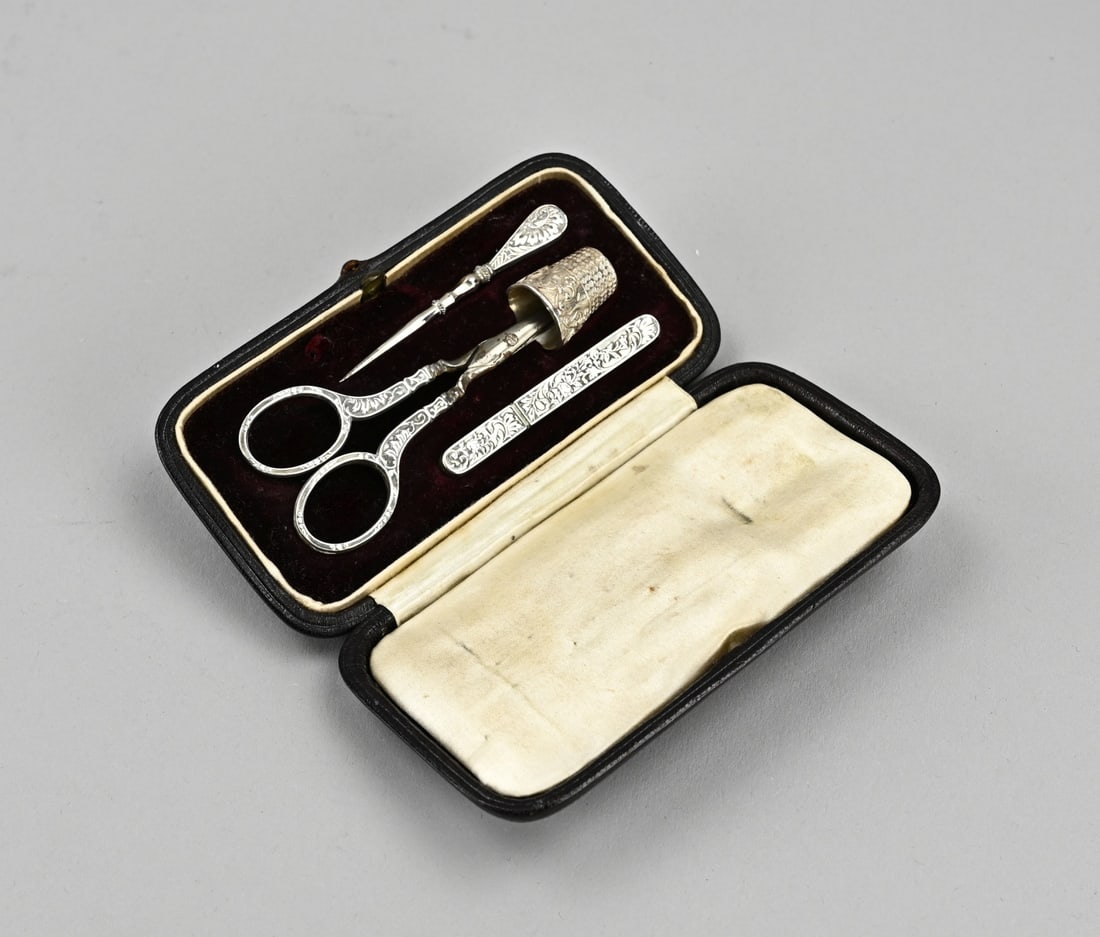 Case with silver sewing kit (1 of 1)