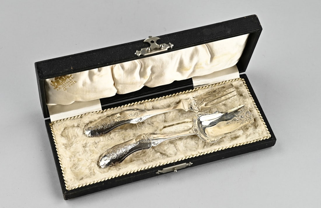 Silver ginger cutlery in cassette: Silver ginger cutlery in cassette, 833/000, with a contoured stem. The cutlery is richly decorated with floral engraving. MT>: wed. GW Uriot, Amsterdam, jl.:Y:1858. The spoon has a restoration on a