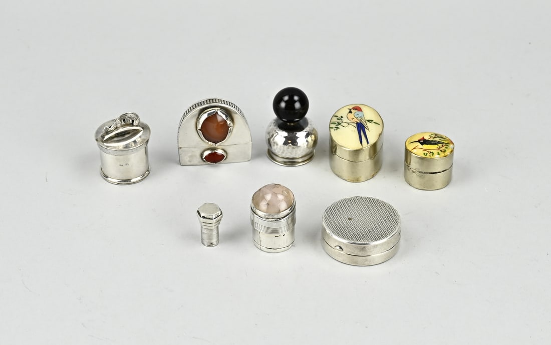 Lot of silver pill boxes, and plated: Lot with 8 boxes, 6 silver and 2 plated, model with onyx, rose quartz and agate. And two plated models with a representation of a bird. approx. 115 grams. In reasonably good condition.
