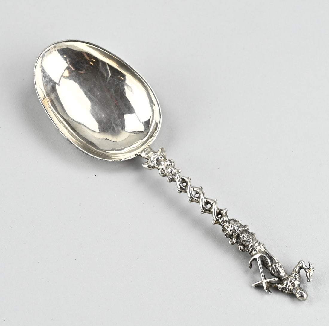 Silver birth spoon: 18th century silver birth spoon with a double twisted handle crowned with a female figure with anchor and cross. With ZII mark. approx. 57 grams. 18 cm. In good condition.