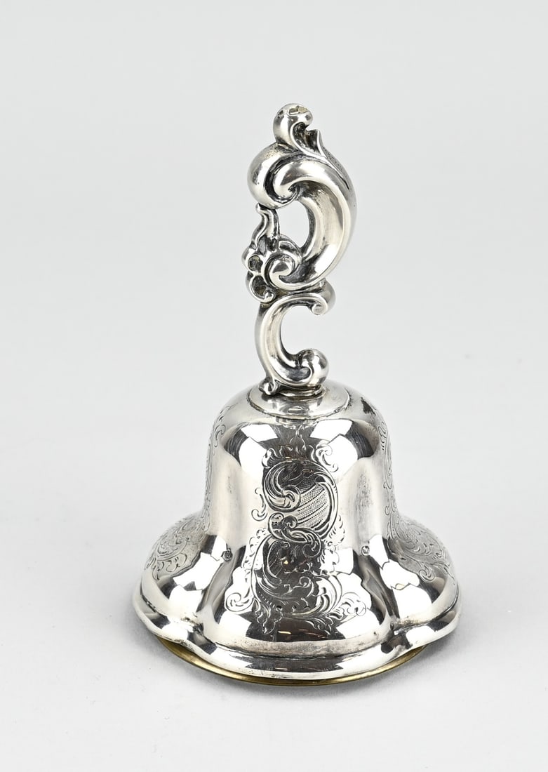 Silver table bell: Silver table bell, 833/000, with a scalloped edge and decorated with engraving. The bell has a handle in the shape of a volute. With copper inner bell. ø 10x17cm. approx. 261 grams.. In good
