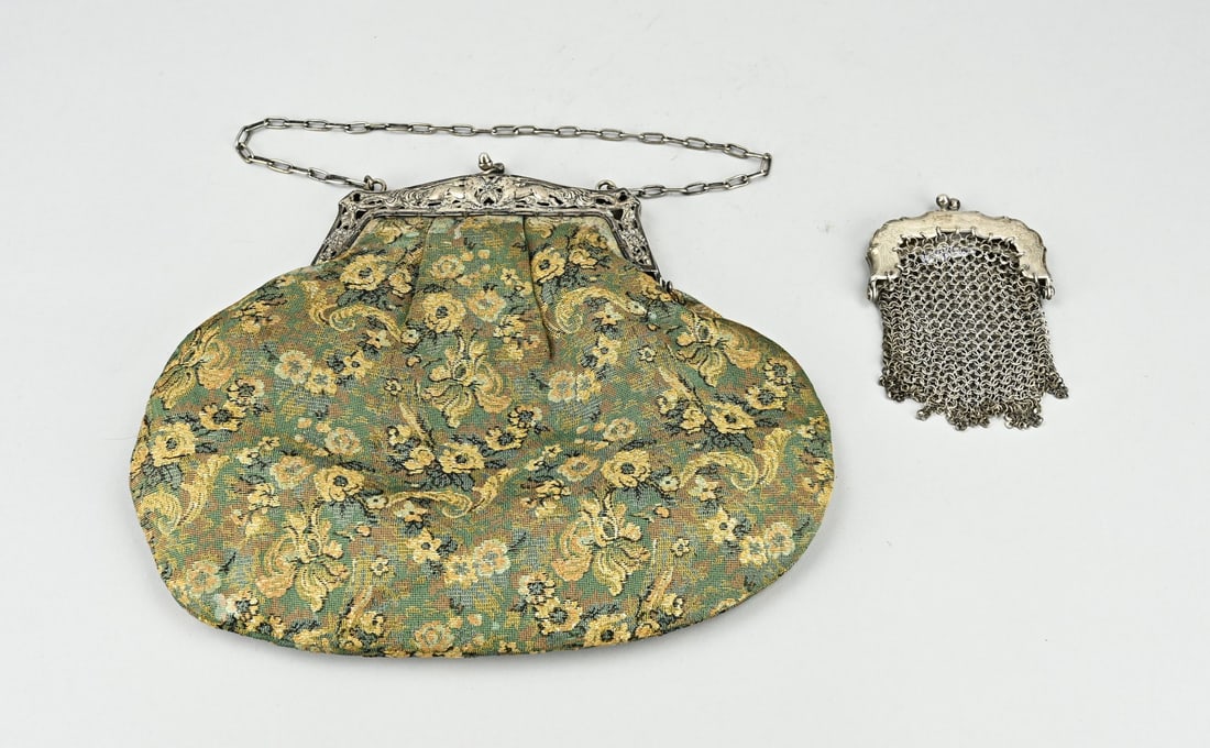 2 Silver bag handles: Silver purse and purse clasp, 835/000, a rectangular contoured purse clasp, openwork with hats and floral decoration. The purse is provided with a silver chain and a fabric bag. MT.: unclear,