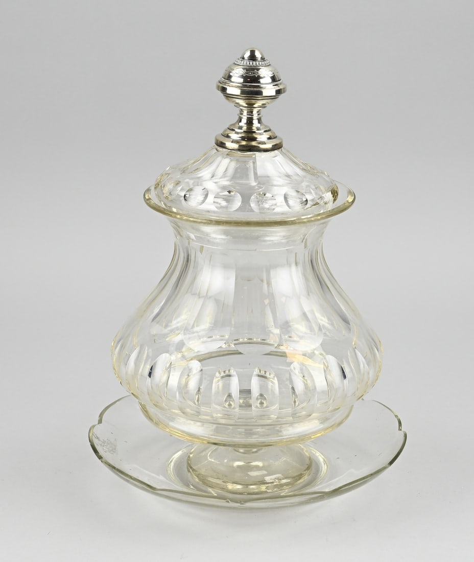 Bowl pot with saucer/silver knob: Crystal bowl pot with almond grinding on round base, with a lid with silver knob, 833/000. ø18x29cm. In good condition