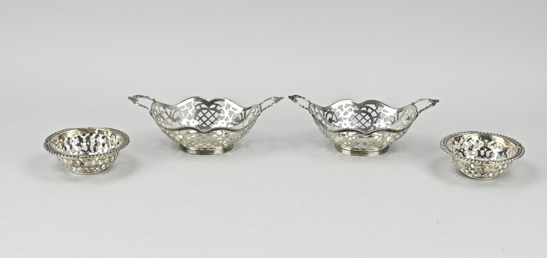4 Silver candy basket: Four silver bonbon baskets, 2 round models with ornate sawn decoration and a rim with knerren and palmettes. 925/000, MT.: Unclear, Birmingham, jl.:Z:1949. ø 8.5cm. And 2 oval contoured baskets,