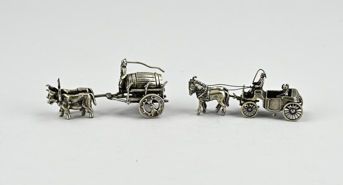 2 Silver miniatures, with horses: Two silver miniatures, 835/000, one with 2 oxen and a cart with figure and wine barrel. 7.5x3x4cm. And a carriage with 2 horses and 3 figures. 8x2x3cm. Total approx. 100.7 grams. In good condition.