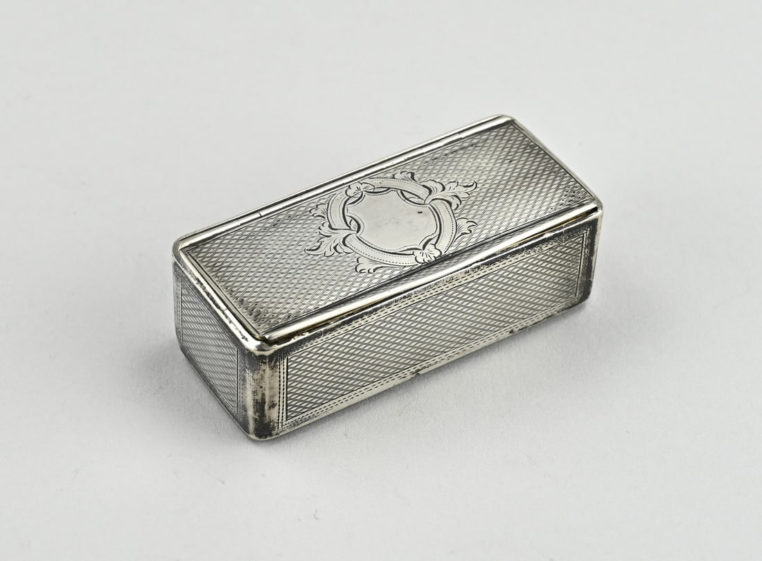 Silver box, large: Silver box, 800/000, rectangular model with a guilloche finish with a shield engraving on the lid. Prague, 1867-1922. 8x3.5x2.5cm. approx. 79.6 grams. In good condition.