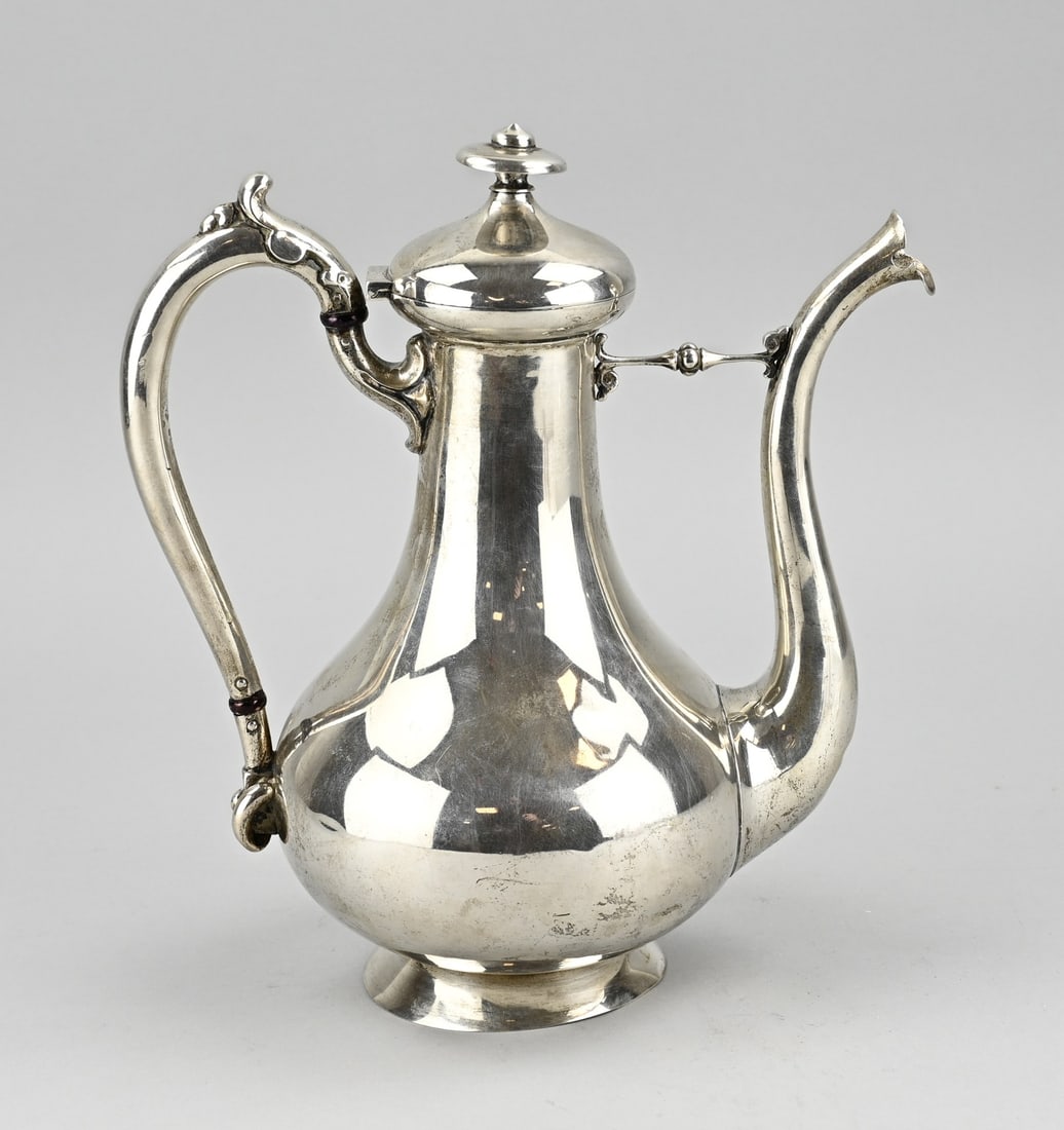 Silver coffee pot: Silver coffee pot, 833/000, high model with round belly on round foot. Various dents. MT.: JM van Kempen, Voorschoten. 21x14x25cm. approx. 570 grams. Various dents. In reasonably good condition.