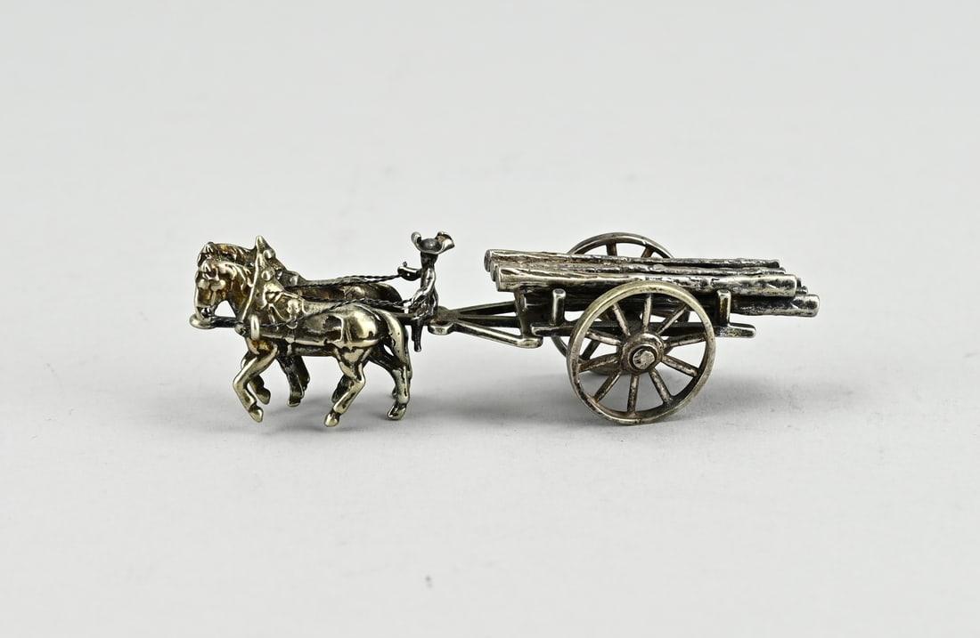 Silver miniature, cart with tree trunks: Silver miniature, 835/000, with 2 horses and a cart with tree trunks. 9x2.5x3cm. approx. 60.2 grams. In good condition.