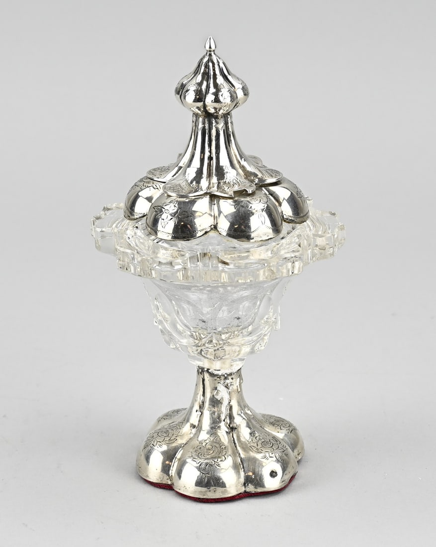 Mustard pot with silverware: Crystal mustard pot with silver, 833/000, crystal mustard pot with an accolade-shaped edge and placed on a round foot with a scalloped edge with engraving. The lid has a scalloped finish with