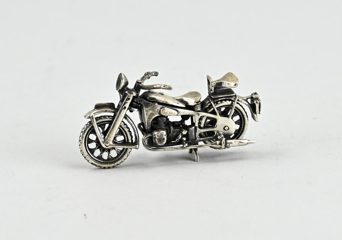Silver miniature motorcycle: Silver miniature in the form of a motorcycle, 925/000, MT.: Medusa Oro, Arezzo. 6.5x3x2cm. approx. 30.9 grams. In good condition.