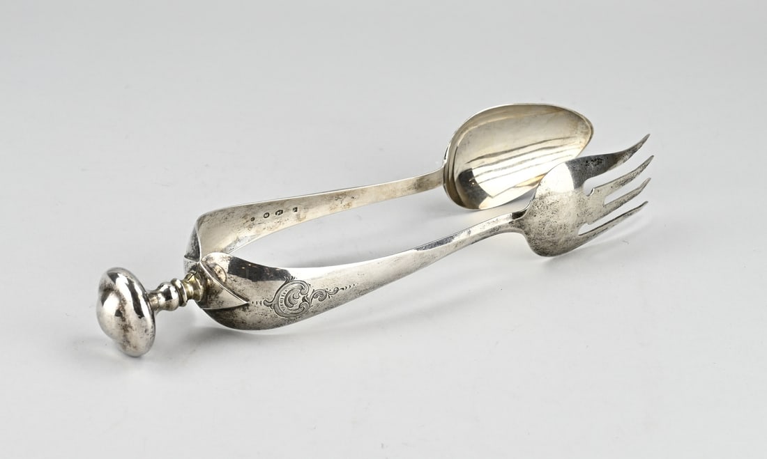 Silver salad tongs: Silver salad tongs, 833/000, with knob. The salad tongs have an engraving: Boers. and floral engraving. MT.: JM van Kempen, Voorschoten, jl.: s:1877. 29 cm. Total approx. 160 grams. In good condition.