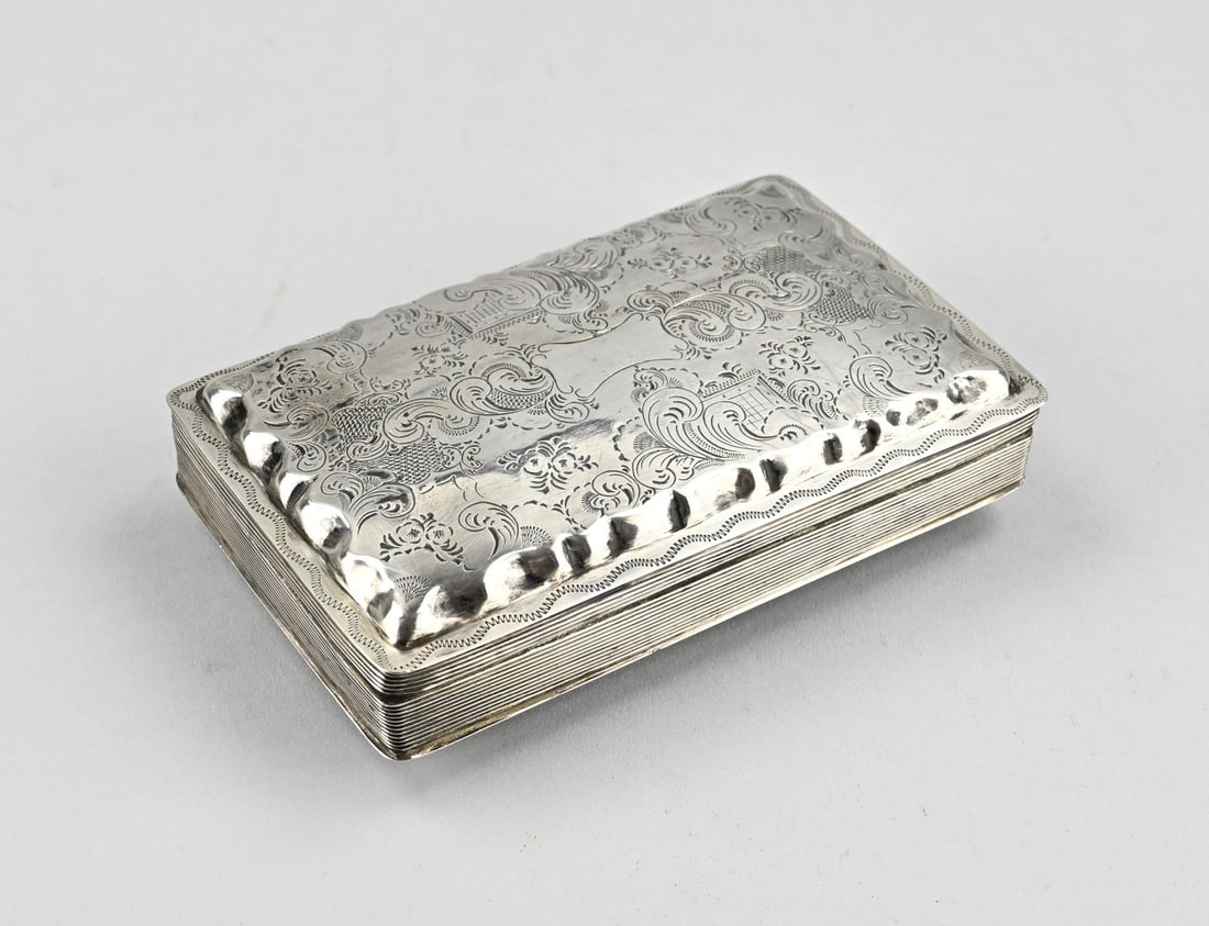 Silver tobacco box: Silver tobacco box, 833/000, rectangular model with floral contoured lid with engraving and a line decoration on the bottom. With a purple velvet interior. approx. 159 grams. 13.5x8.5x3cm. In good